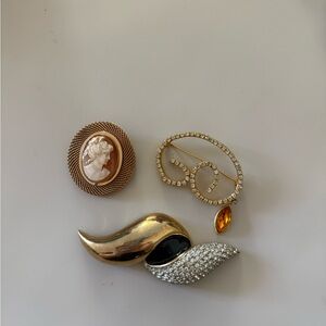 Lot of vintage brooches